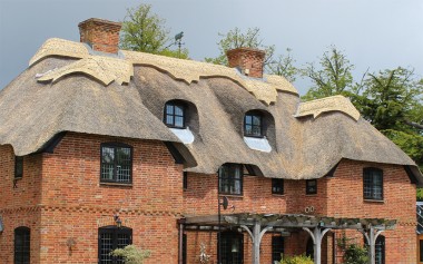 Ridging by Tom Whiteley Thatching, New Forest Hampshire